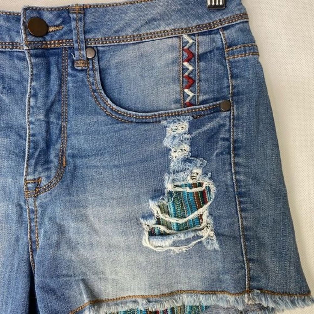 Wild Pearl ladies denim cut off shorts with southwestern style pocket size 26” - Picture 2 of 8